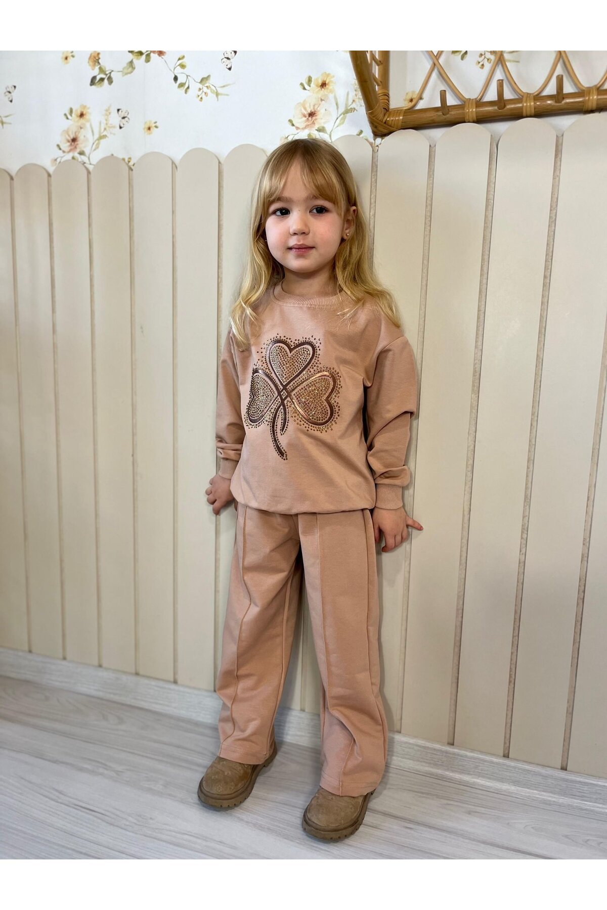Kız Çocuk Kalpli Yonca Desenli Takım Bej