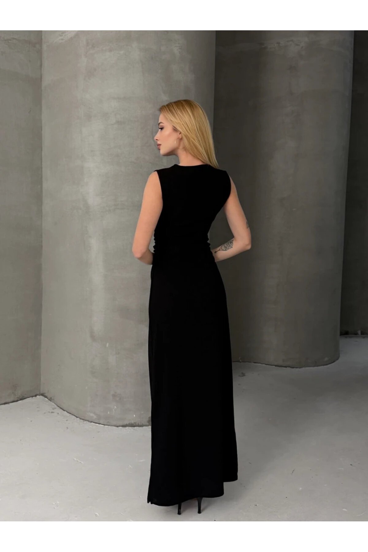 Kolsuz Bisiklet Yaka Yırtmaçlı Uzun Elbise Siyah