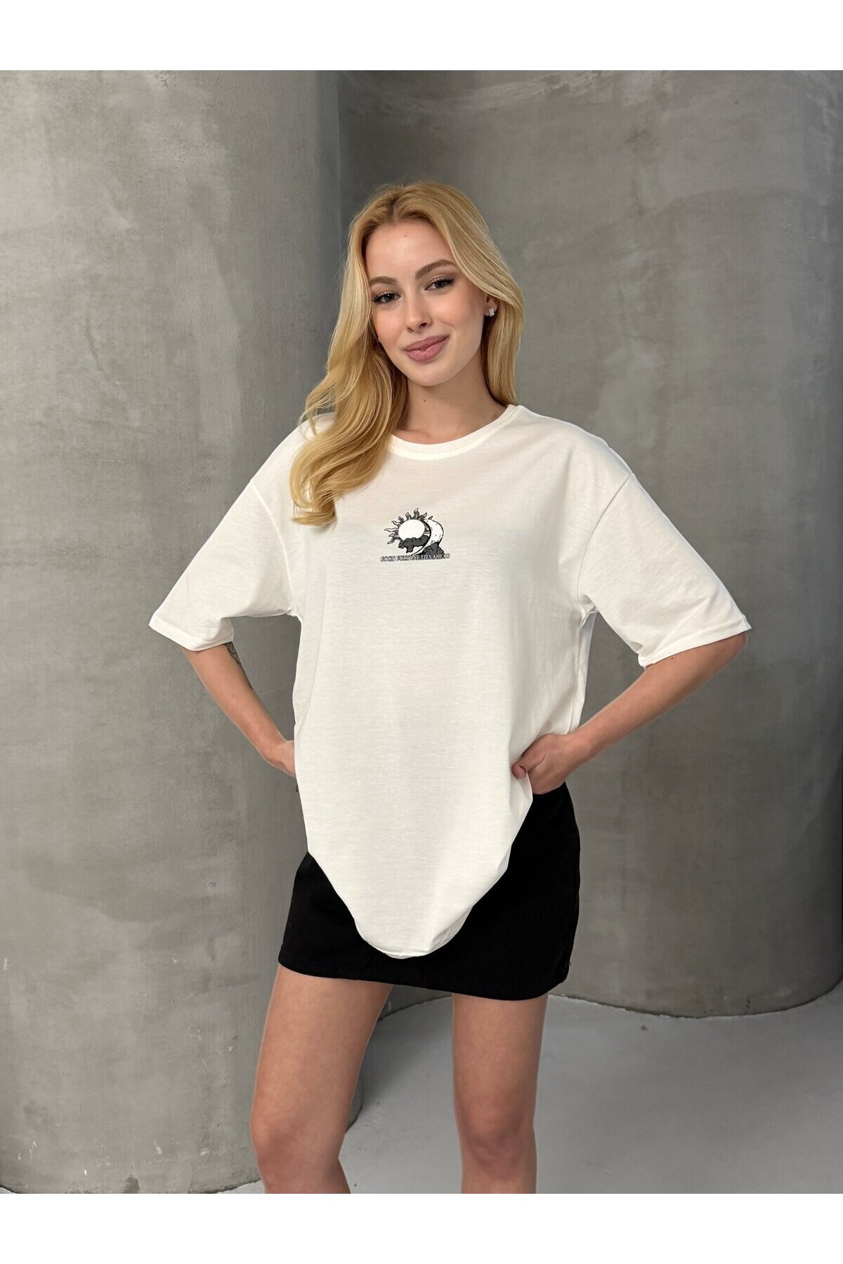 Moon Energy Sırt Baskılı Oversize Kadın Tişört Ekru