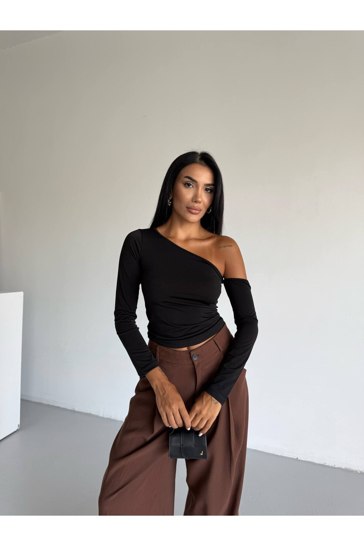 Tek Omuz Kol Detay Sandy Bluz Siyah