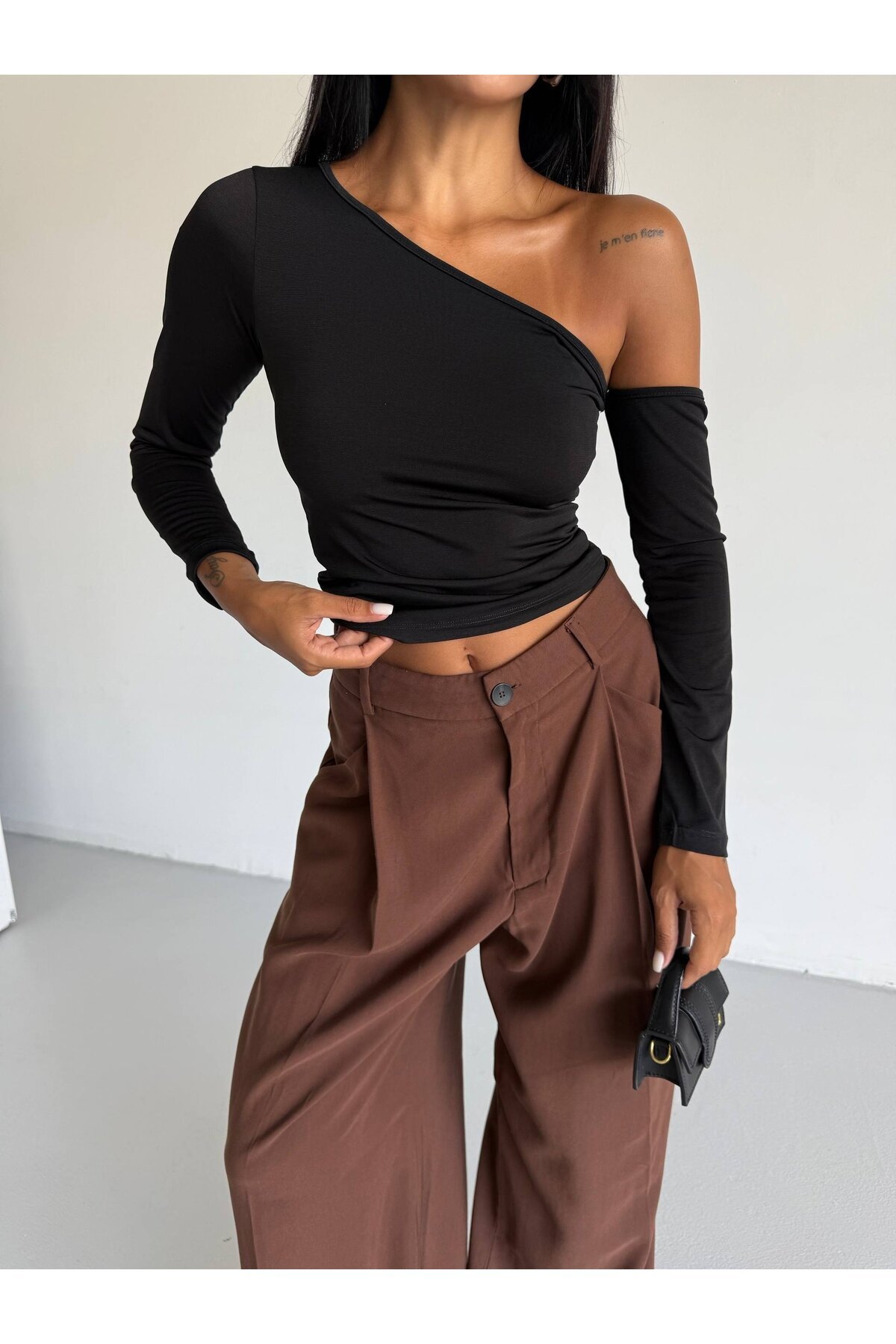 Tek Omuz Kol Detay Sandy Bluz Siyah