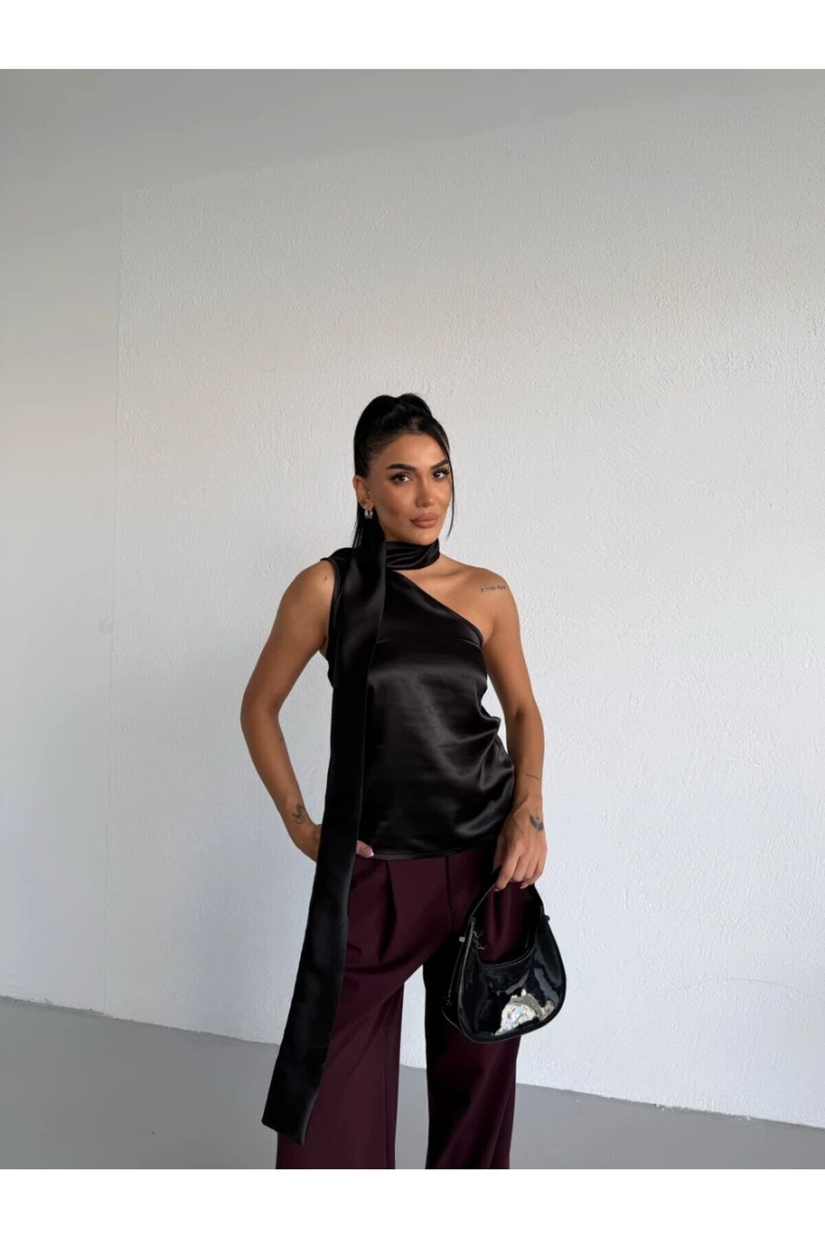 Yaka Detay Saten Bluz Siyah