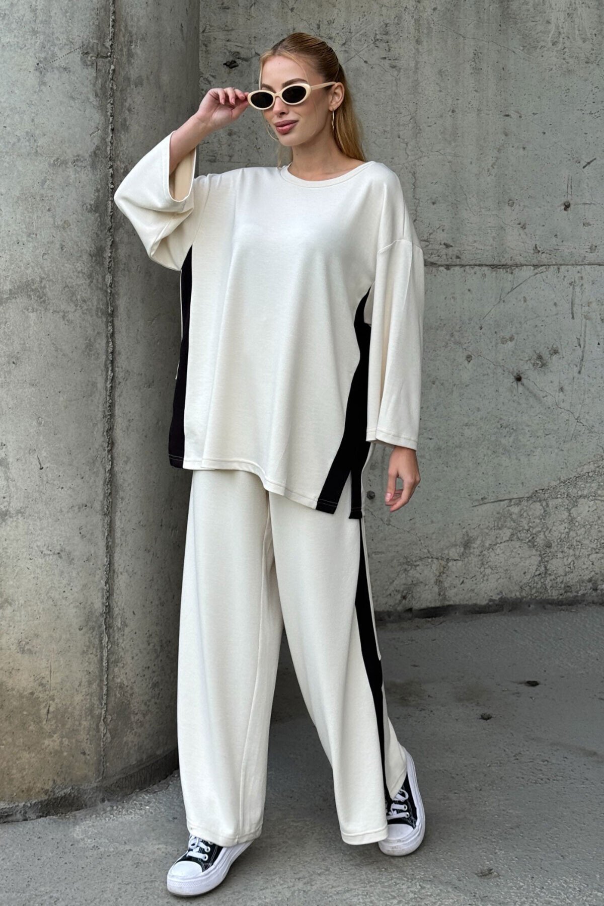 Yanları Şerit Detay Alt Üst Takım Beyaz