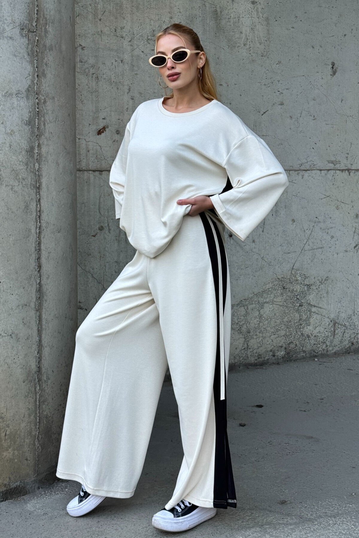 Yanları Şerit Detay Alt Üst Takım Beyaz