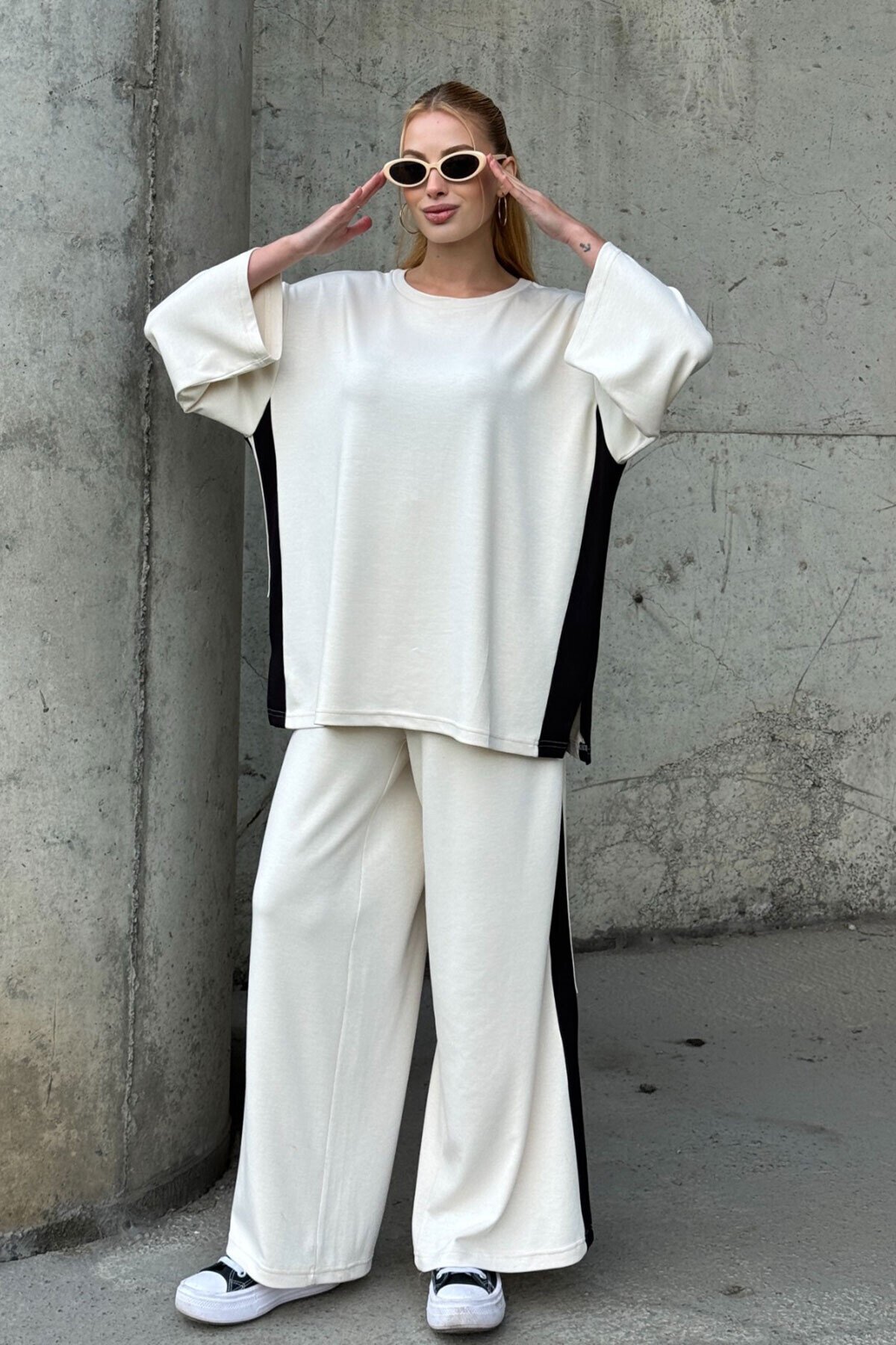 Yanları Şerit Detay Alt Üst Takım Beyaz