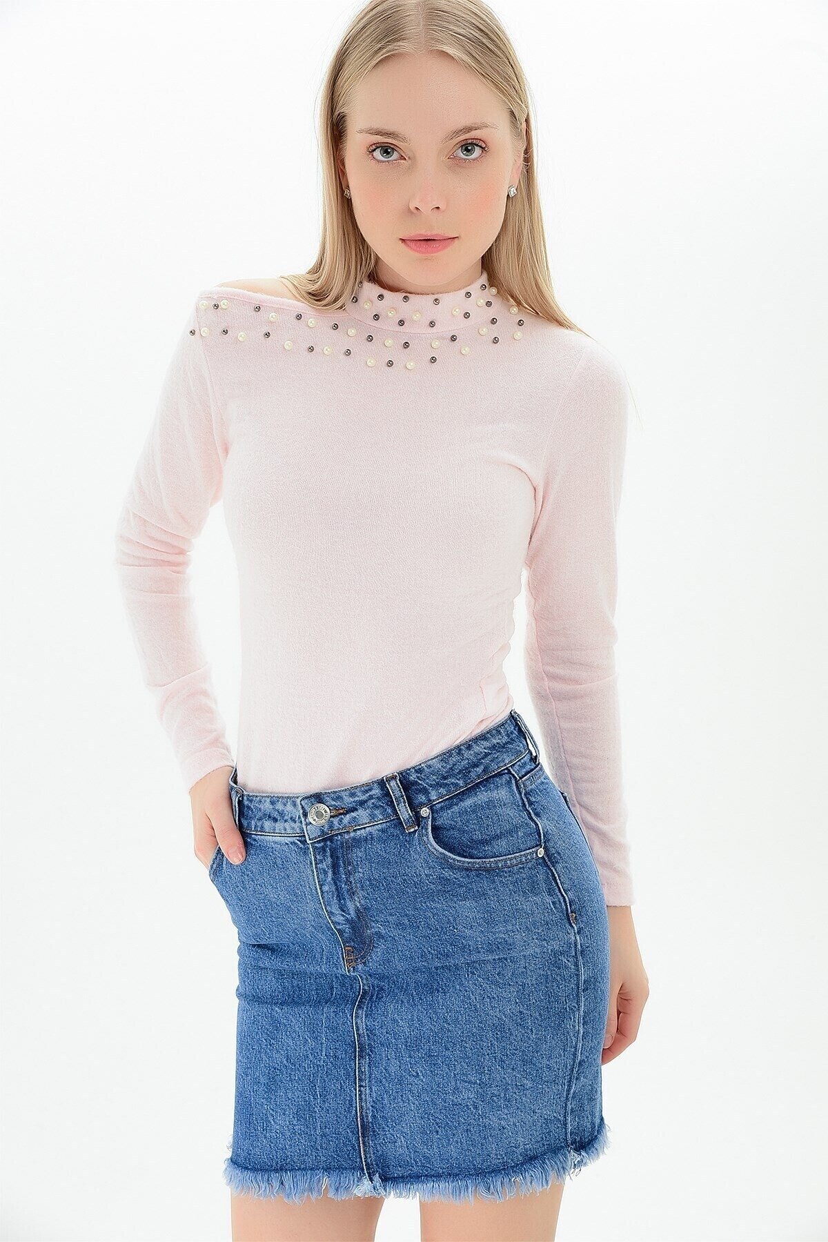 Yumoş Tek Omuzu Açık İncili Bluz PUDRA