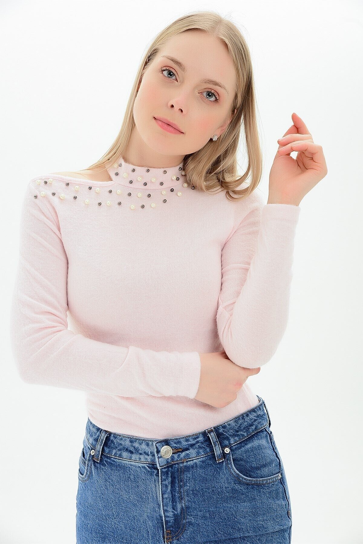 Yumoş Tek Omuzu Açık İncili Bluz PUDRA