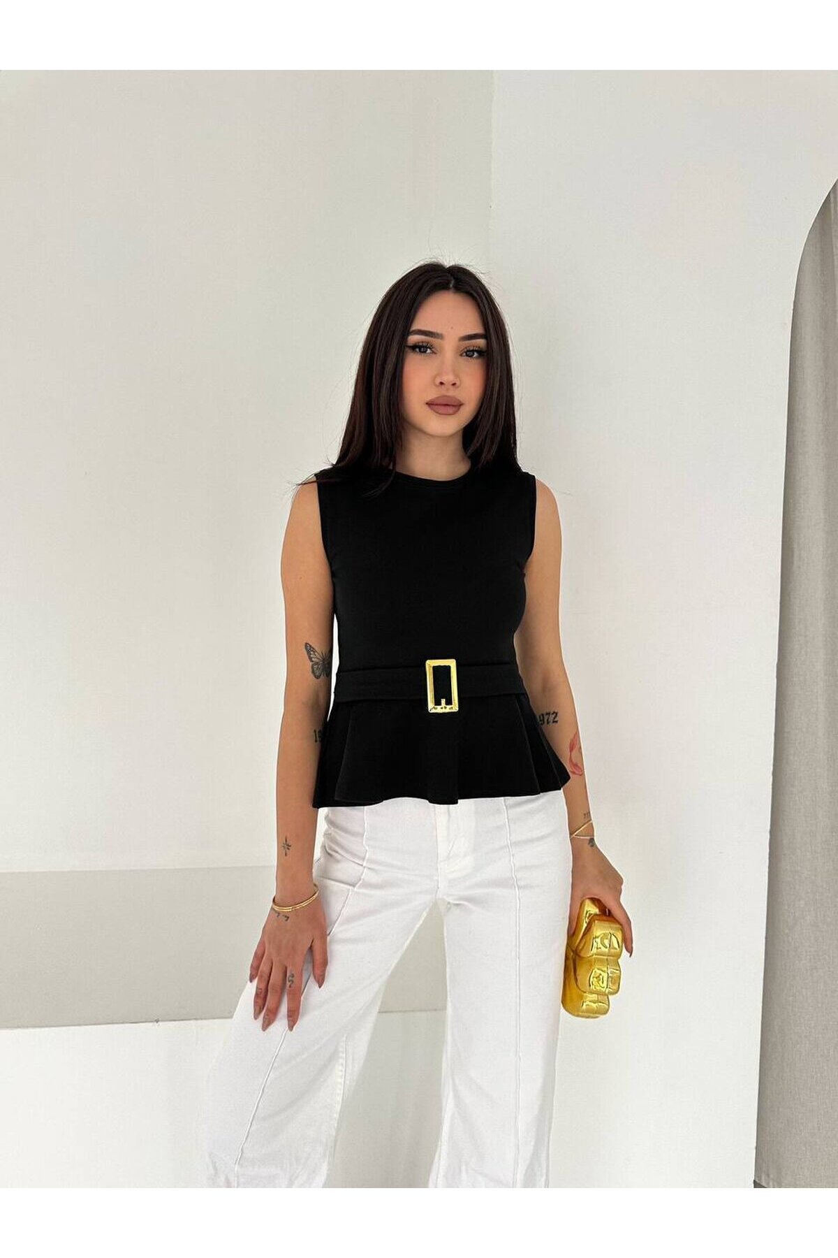 Kemer Detaylı Volanlı Siyah Bluz – Şık ve Modern Kesim