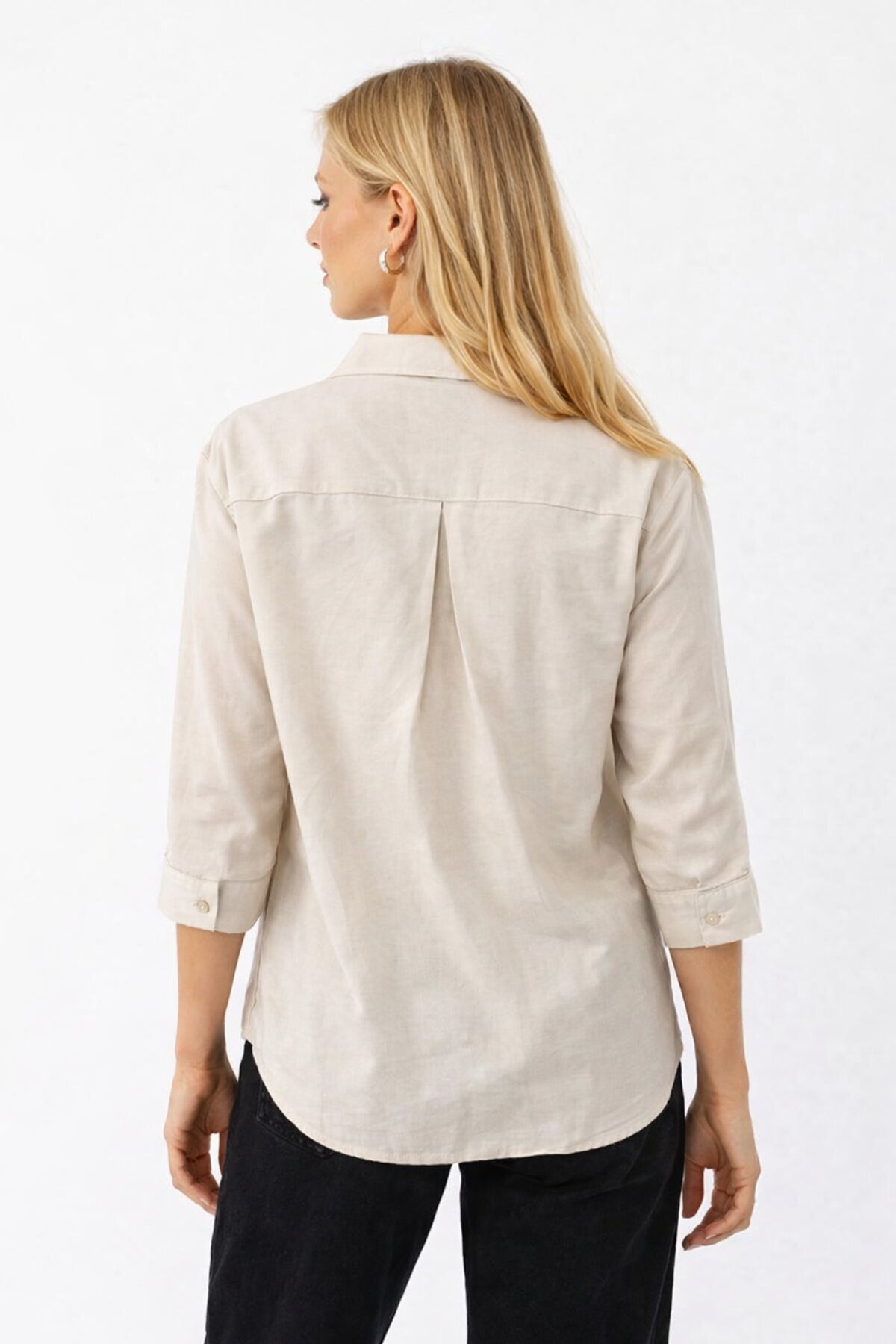 Bej V Yaka Düğmeli Kadın Gömlek – Rahat Kesim, Günlük & Şık Stil