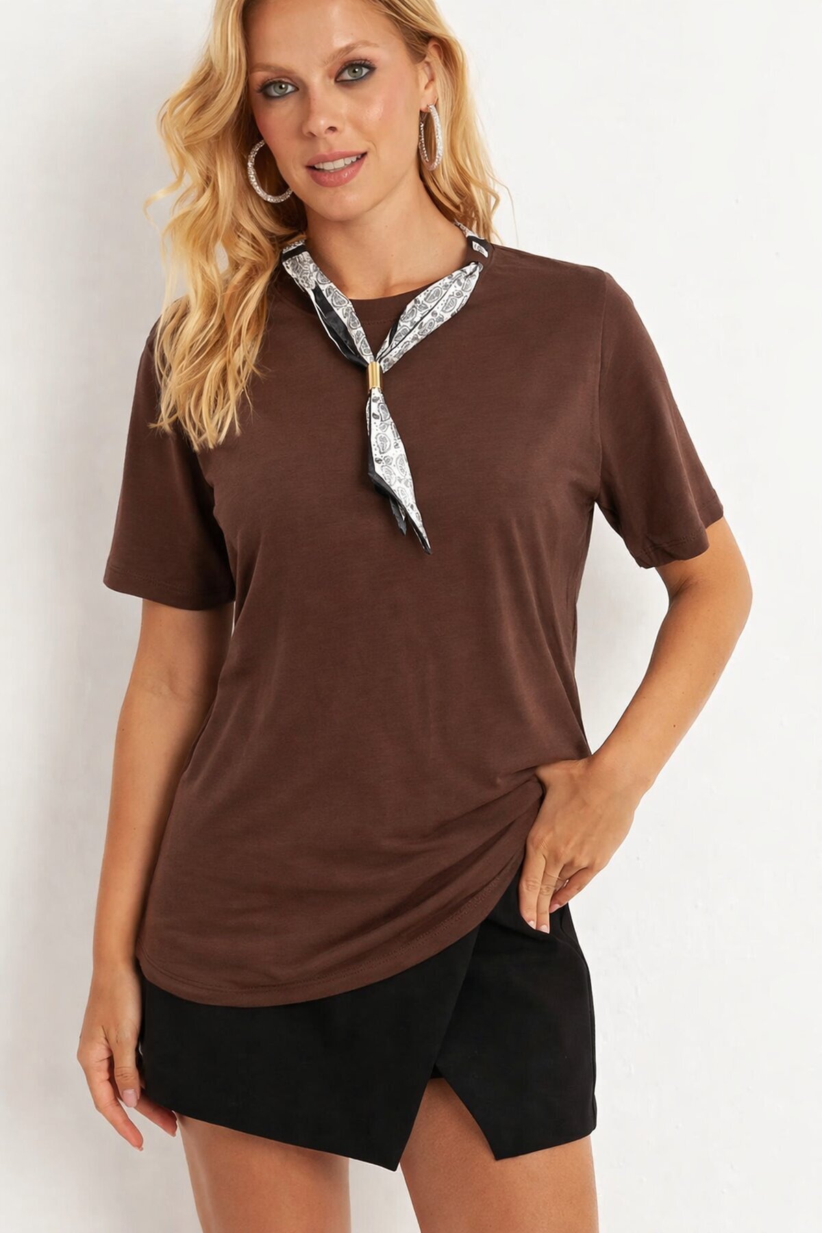 Kahverengi Fular Detaylı Basic T-Shirt