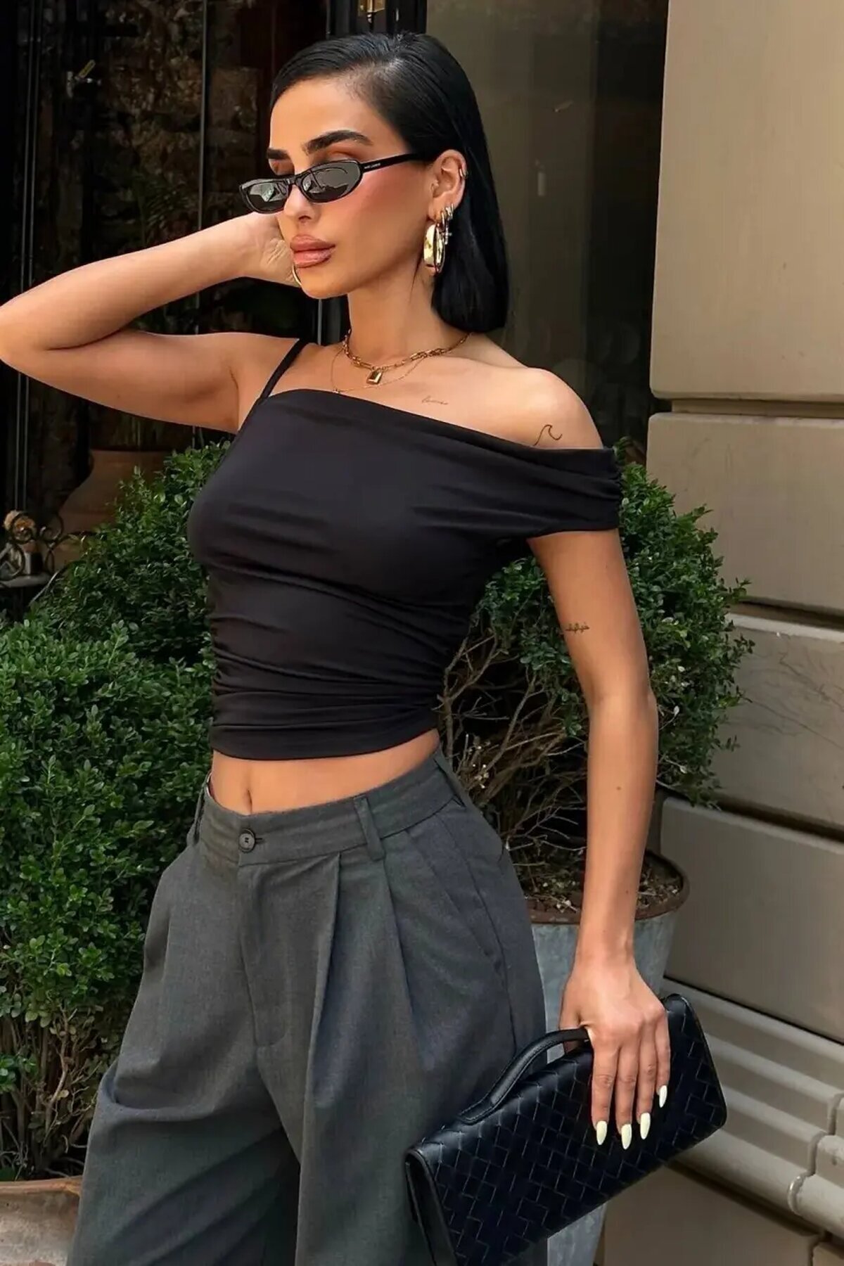 Asimetrik Kesim Siyah Esnek Crop Bluz