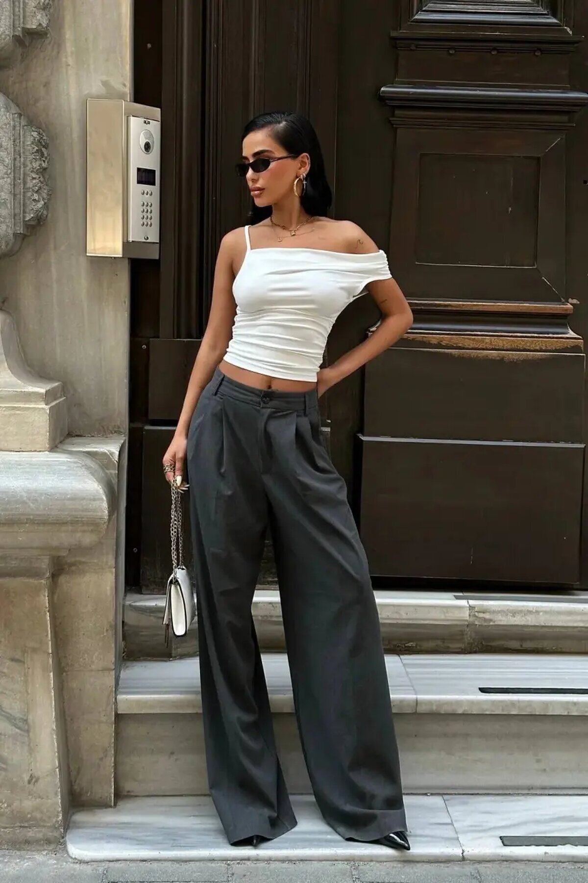 Asimetrik Kesim Siyah Esnek Crop Bluz