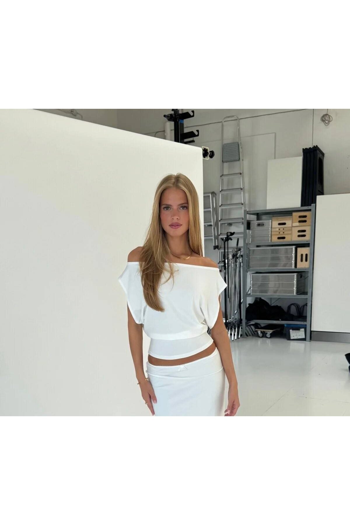 Beyaz Asimetrik Yaka Drapeli Crop Bluz
