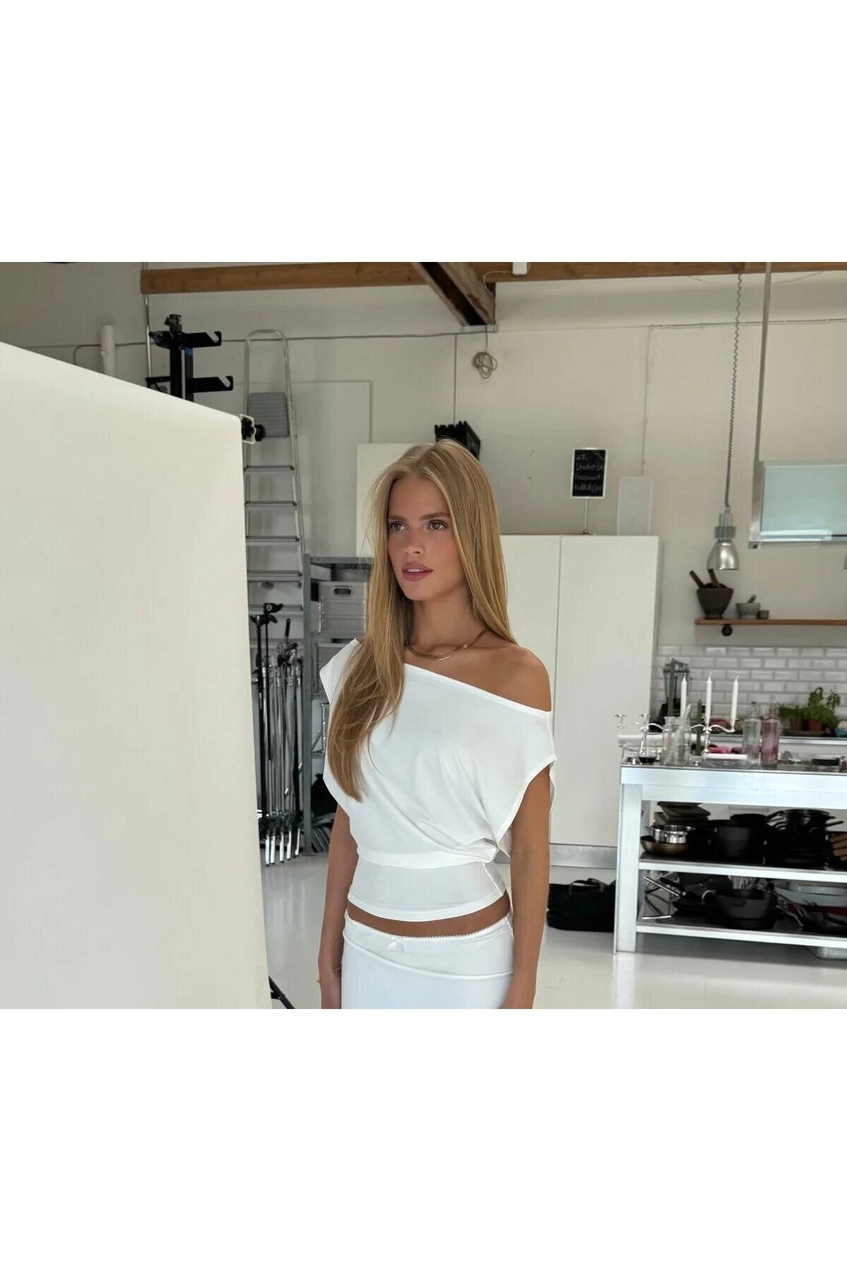 Beyaz Asimetrik Yaka Drapeli Crop Bluz