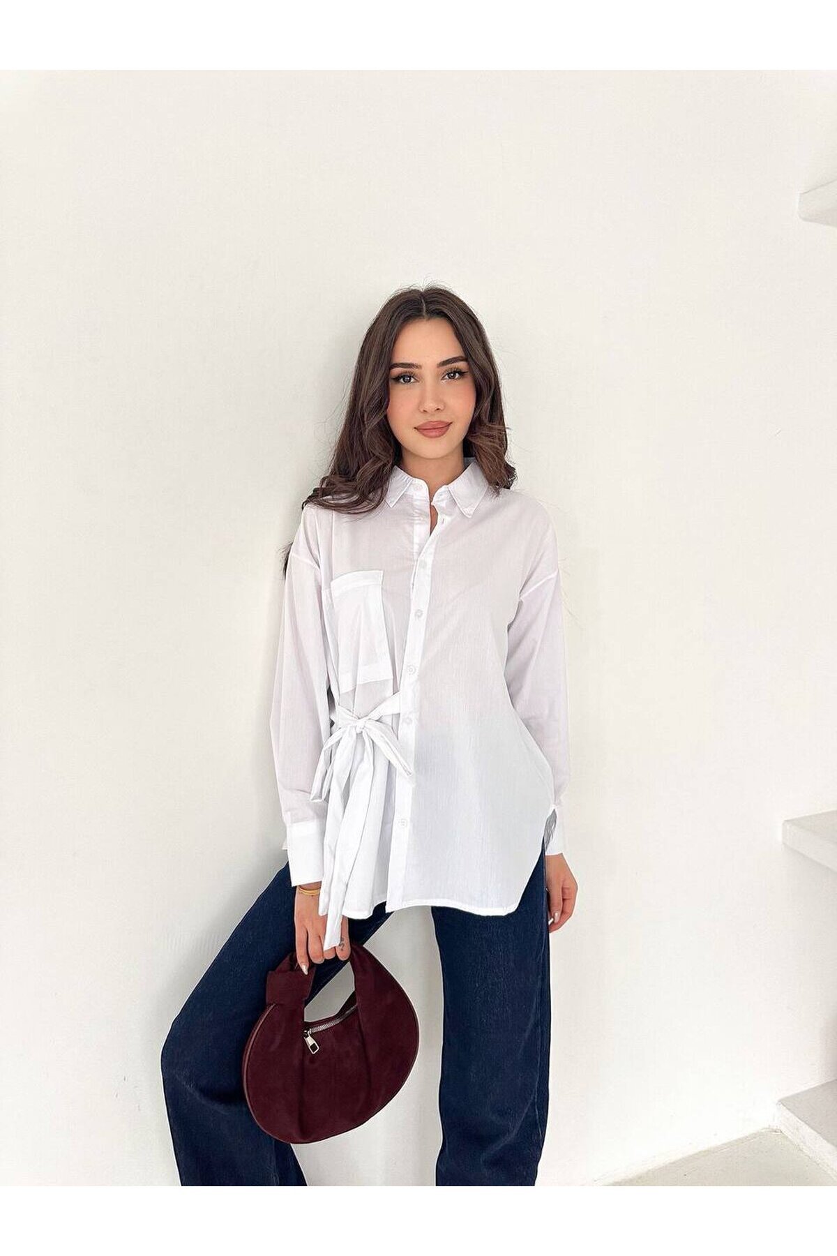 Beyaz Bağlama Detaylı Oversize Gömlek – Modern Kesim Şık Kadın Gömlek