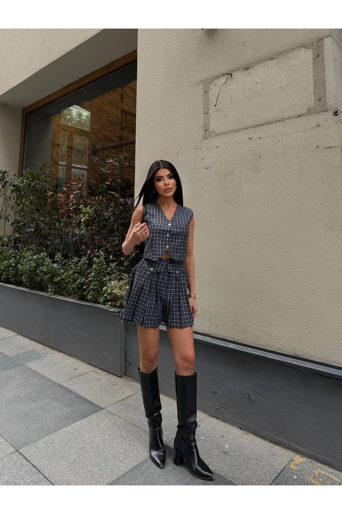 Ekose Desenli Yelek & Pileli Mini Etek Takım – Modern Şehir Stili