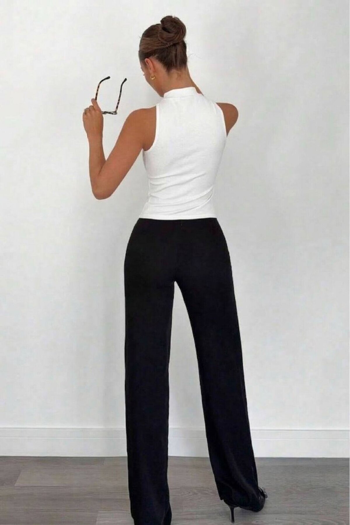 Ekru Halter Yaka Metal Detaylı Crop Bluz – Şık ve Vücuda Oturan Tasarım