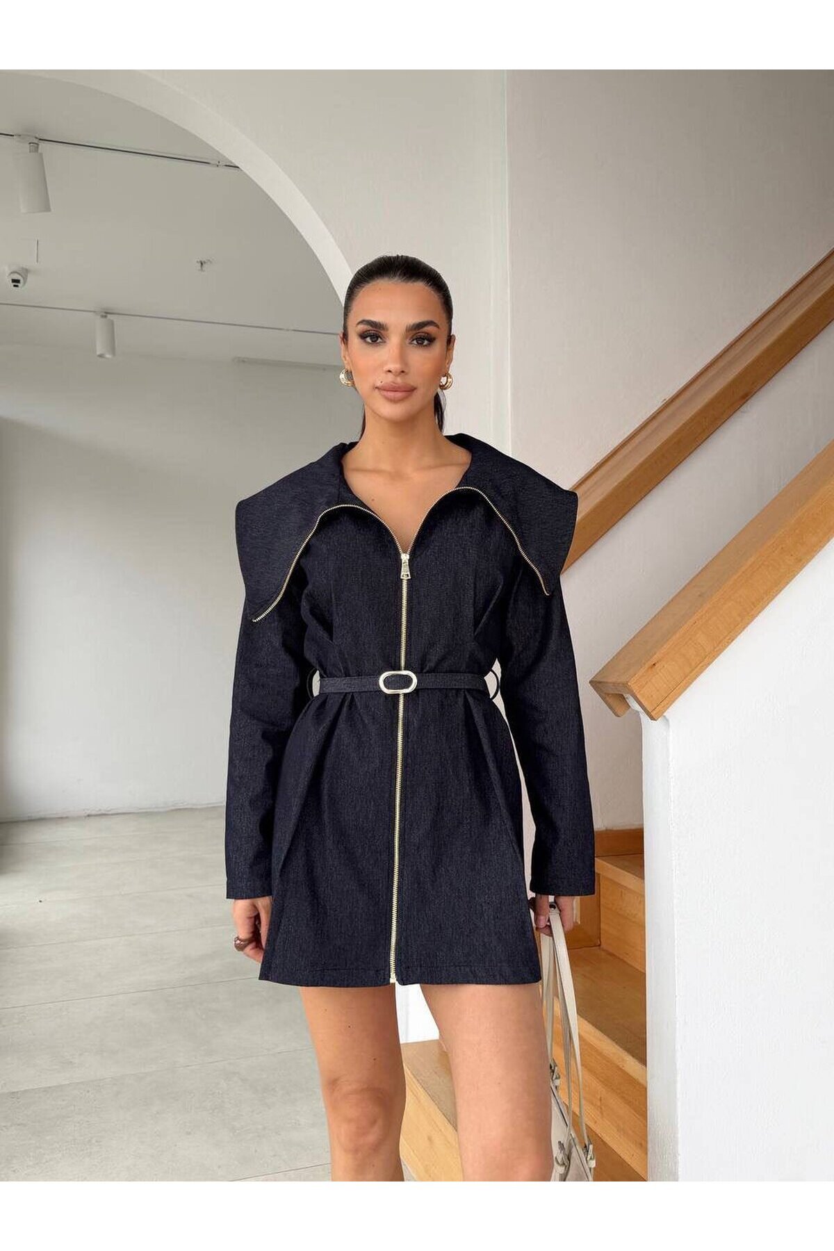 Fermuar Detaylı Kemerli Denim Elbise – Modern Yaka Tasarım