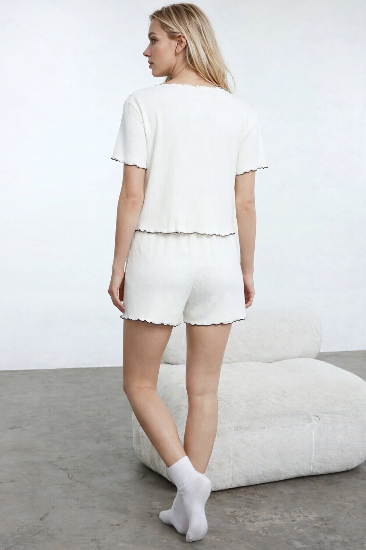 Fiyonk Detaylı Minimal Şortlu Kadın Pijama Takımı – Ekru