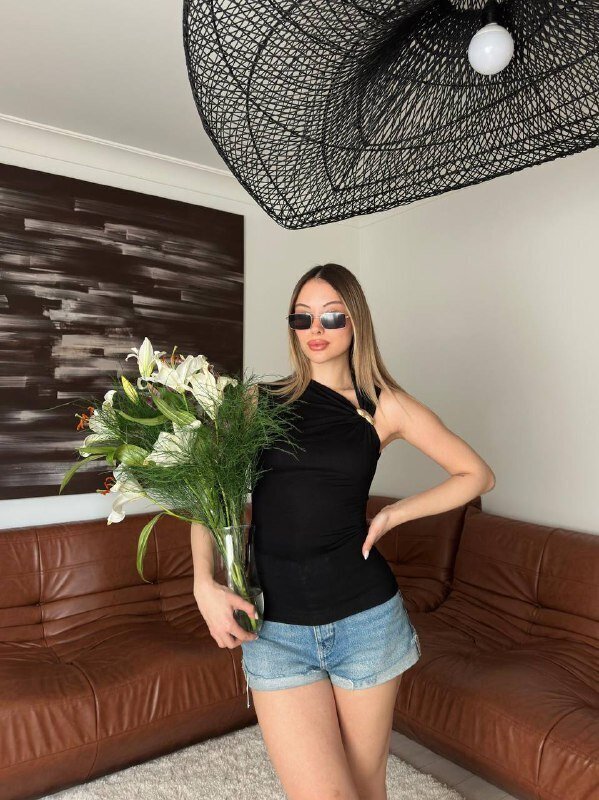 Gold Aksesuarlı Drapeli Siyah Bluz