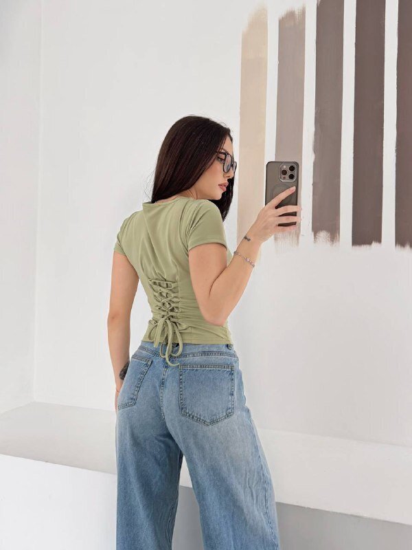 Haki Bağlama Detaylı Esnek Kumaş Bluz – Vücuda Oturan Şık Tasarım