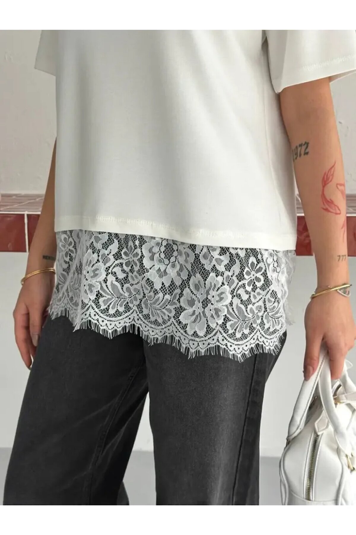 Kadın Eteği Dantel Detay T-shirt Beyaz