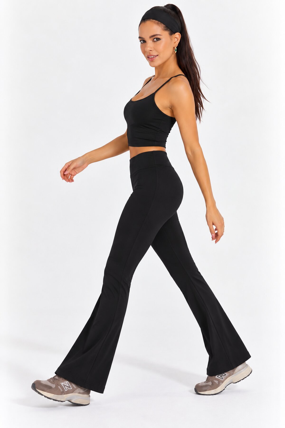 Kadın Siyah Askılı Crop Top ve İspanyol Paça Pantolon Spor Takım