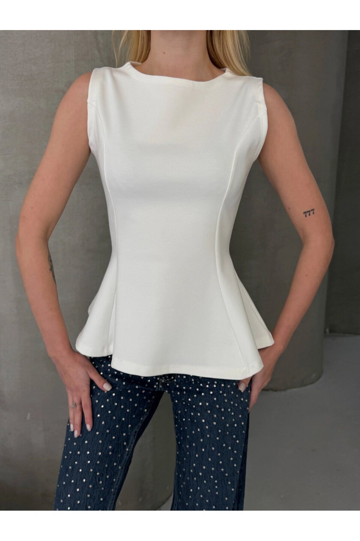 Kadın Volanlı Vücüda Oturan Sıfır Kol Bluz Beyaz
