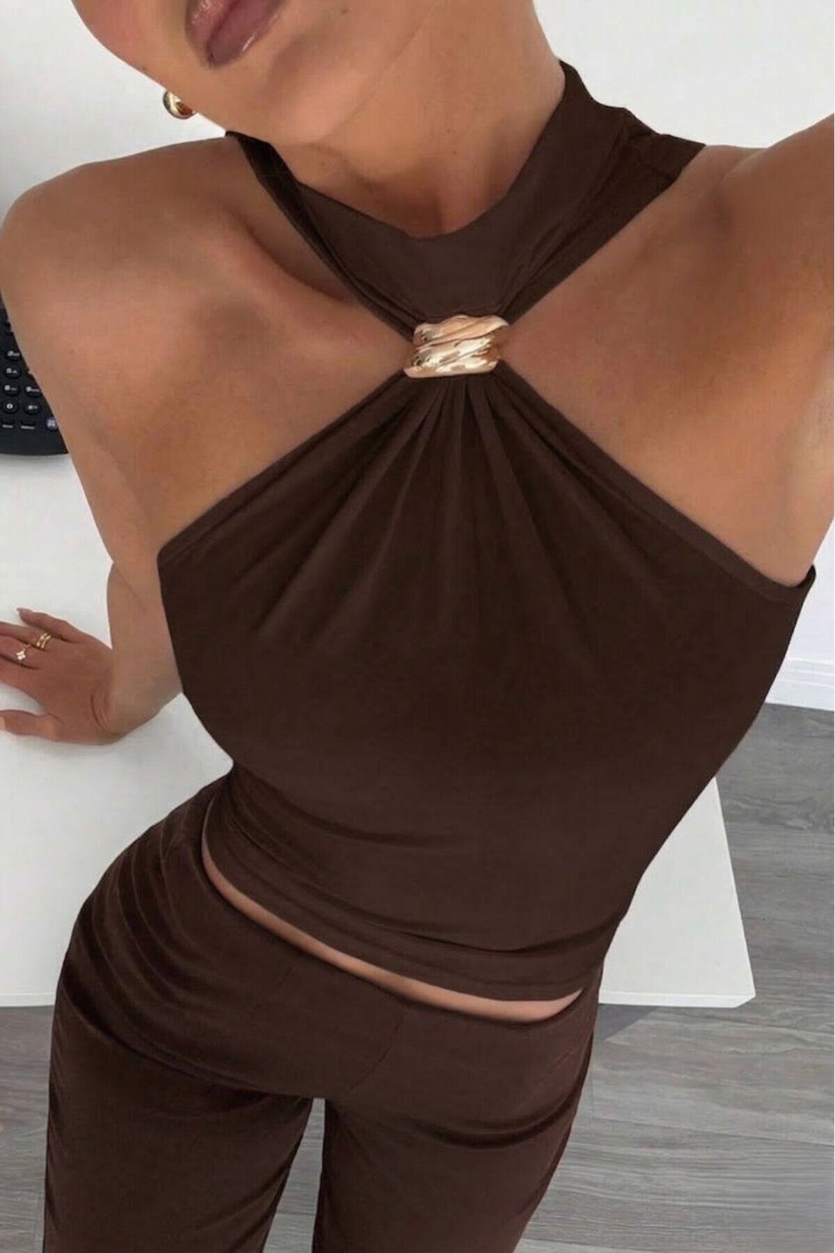 Kahverengi Halter Yaka Metal Detaylı Crop Bluz – Şık ve Vücuda Oturan Tasarım