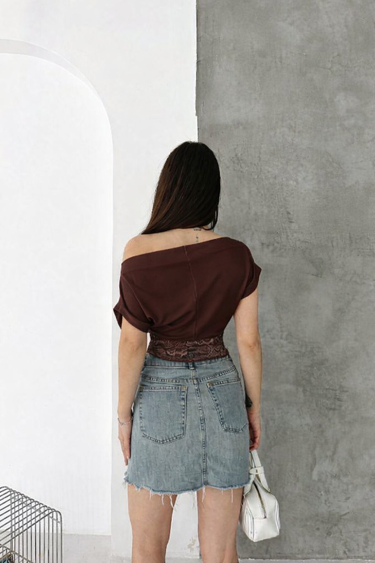 Kahverengi Tek Omuz Drapeli Dantel Detaylı Kadın Bluz