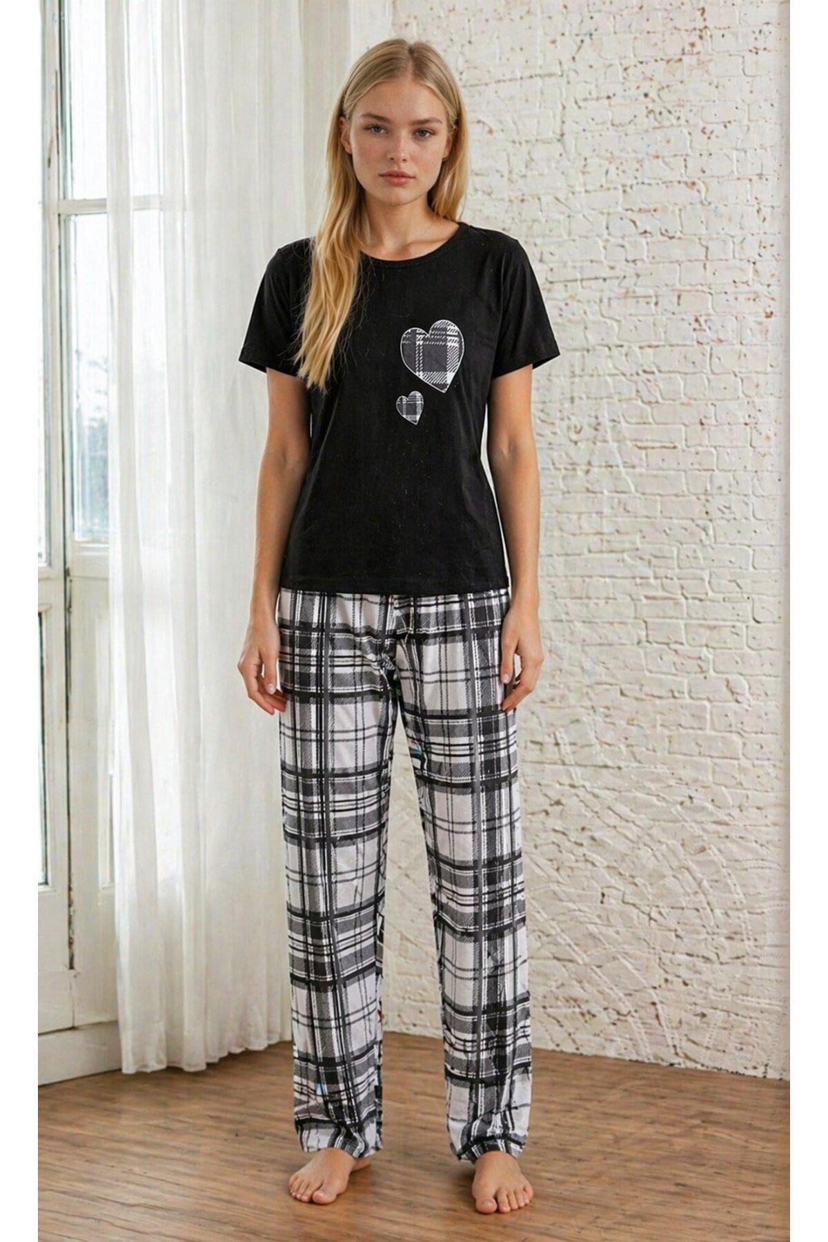 Kalp Detaylı Siyah T-Shirt & Ekose Desenli Kadın Uzun Pijama Takımı – Rahat Ev Giyimi