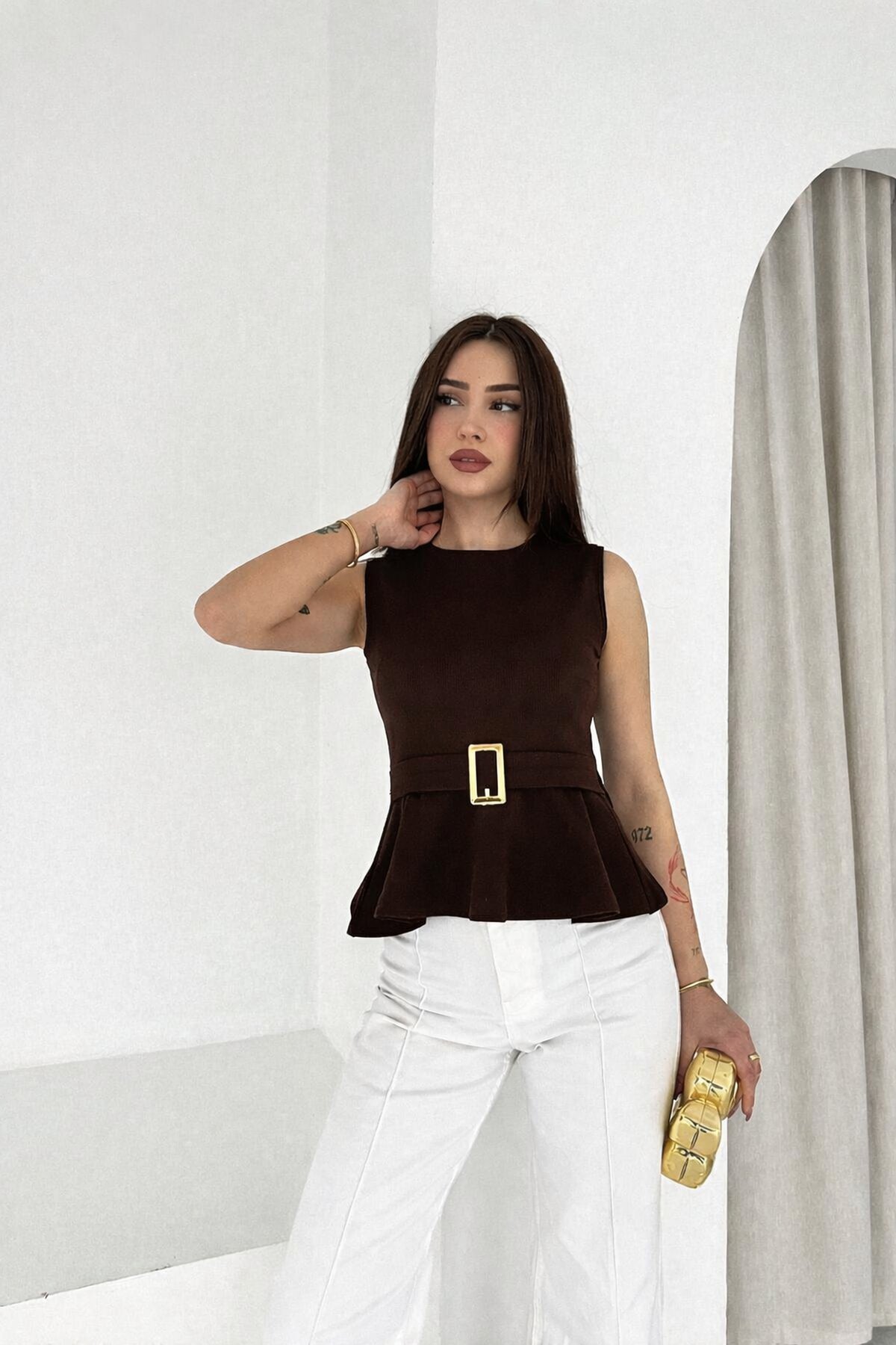 Kemer Detaylı Volanlı Kahve Bluz – Şık ve Modern Kesim