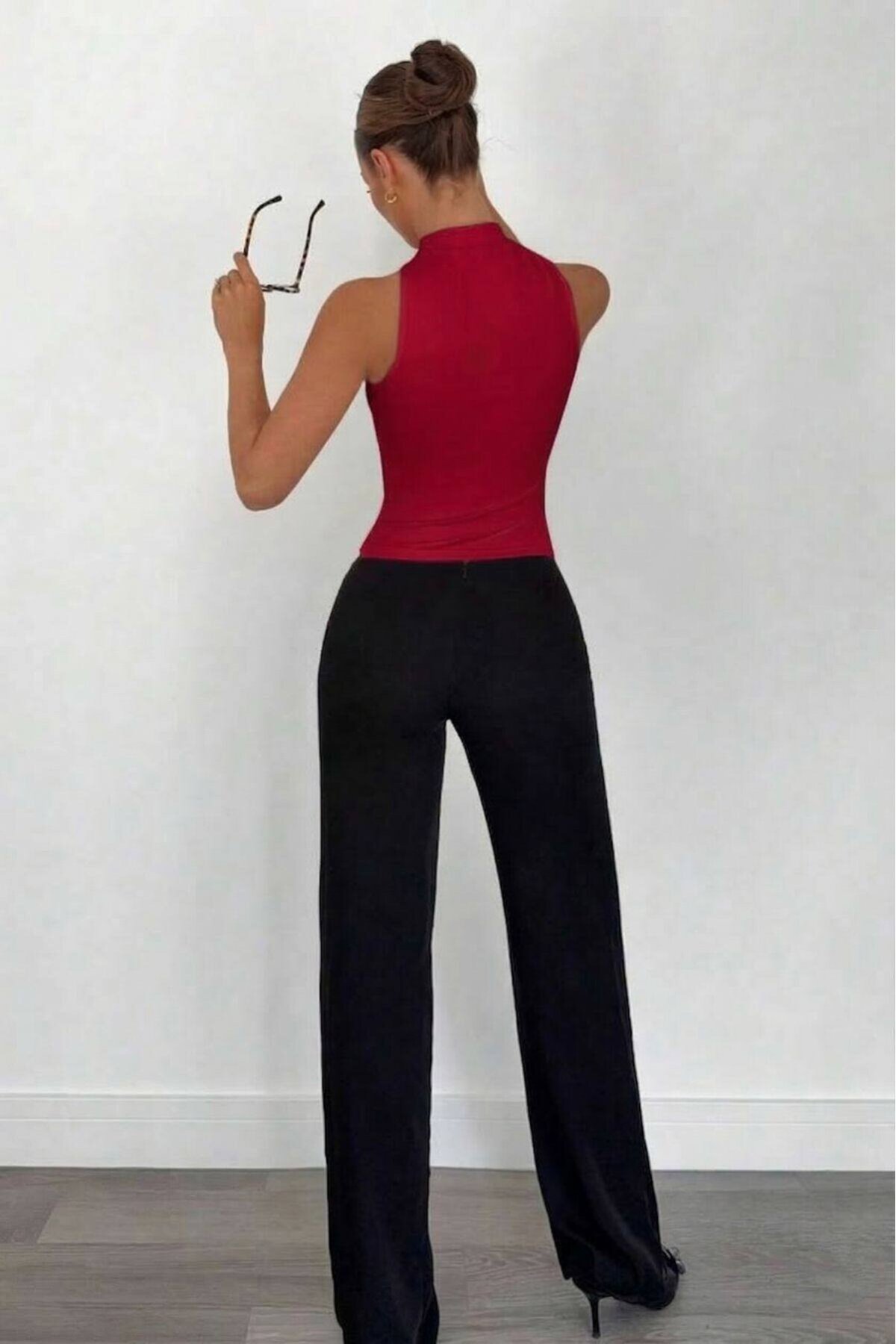 Kırmızı Halter Yaka Metal Detaylı Crop Bluz – Şık ve Vücuda Oturan Tasarım