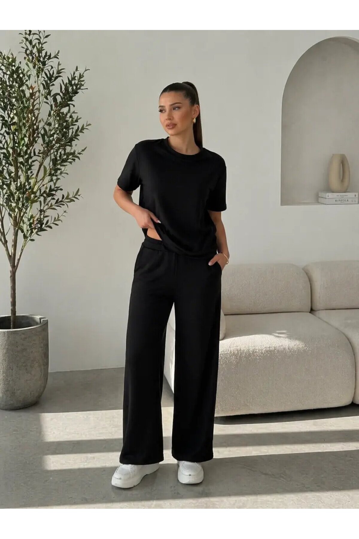 Minimal Siyah İkili Takım – Rahat Kesim Basic Tişört & Bol Paça Pantolon