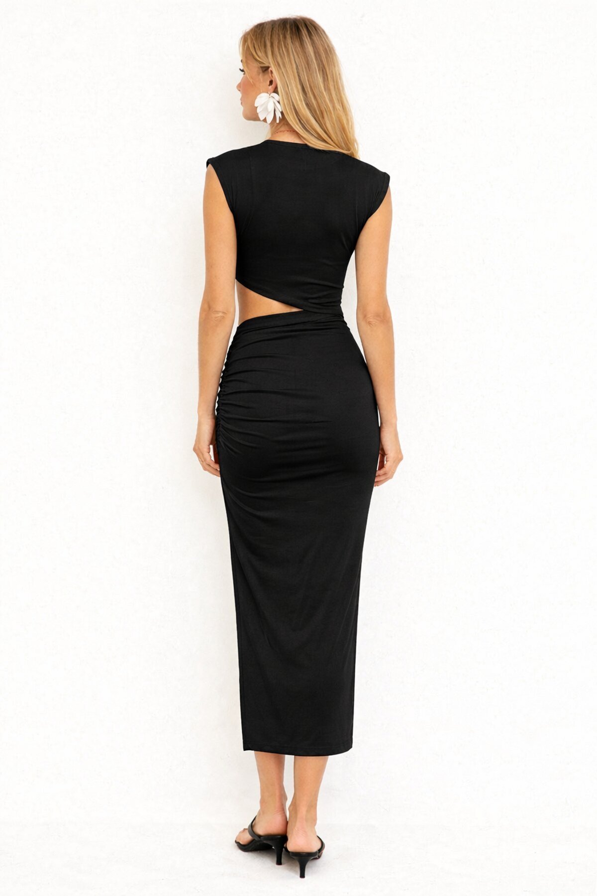 Siyah Cut-Out Detaylı Drapeli Midi Elbise – Vücuda Oturan Şık Tasarım