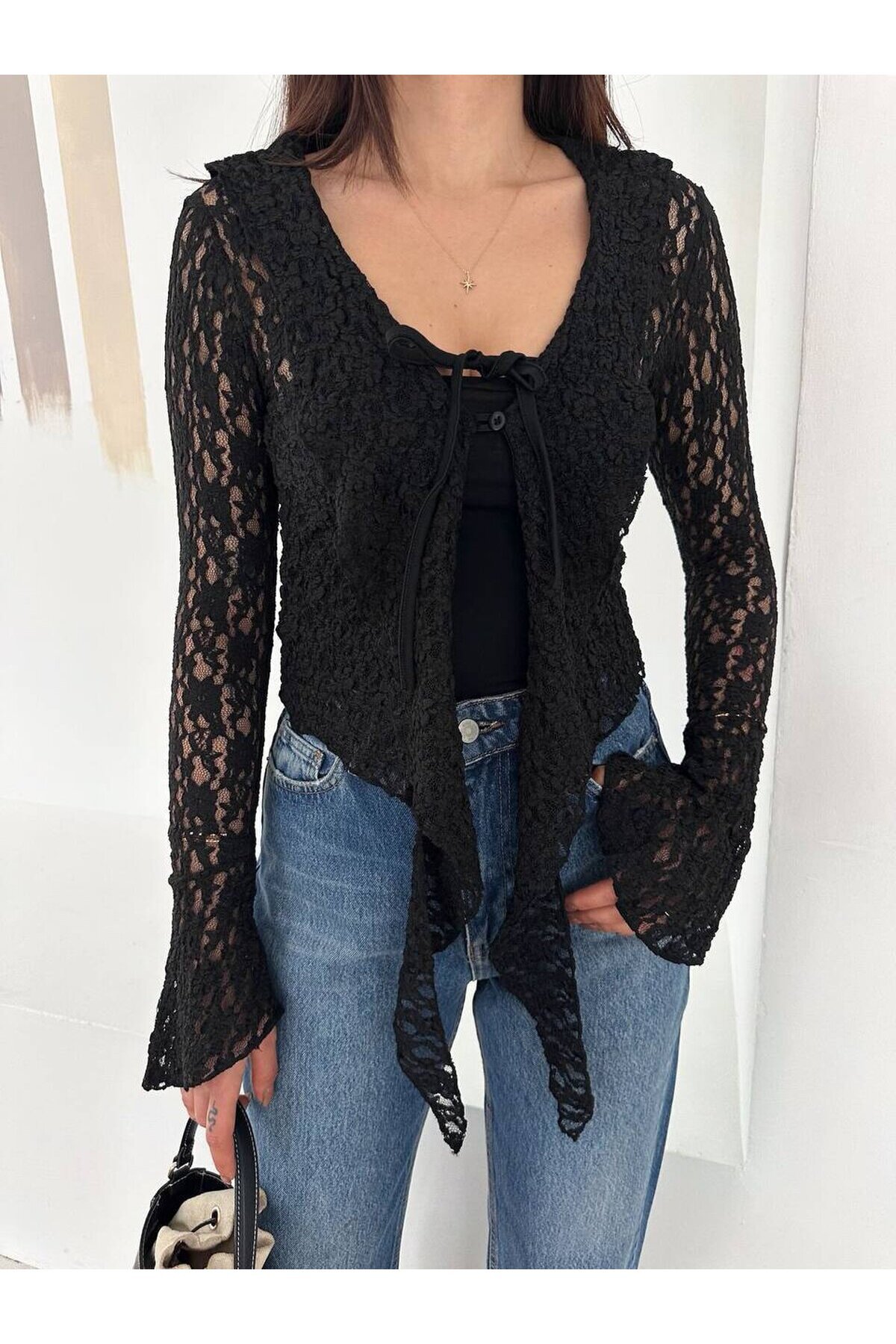 Siyah Dantel Bağlama Detaylı Transparan Bluz – Uzun Kollu Şık Kadın Bluz
