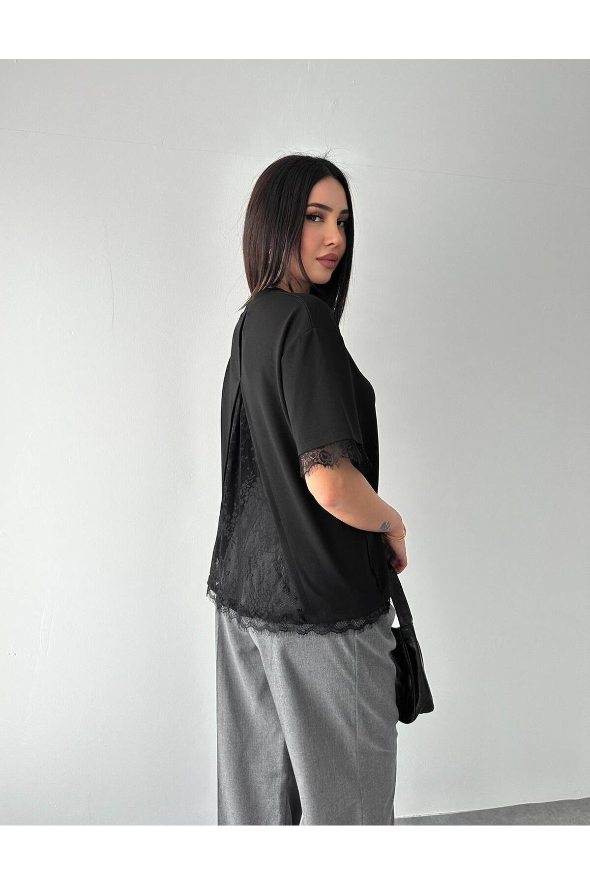 Siyah Dantel Detaylı Oversize T-Shirt Bluz – Sırt Dekolteli Şık Kadın Bluz