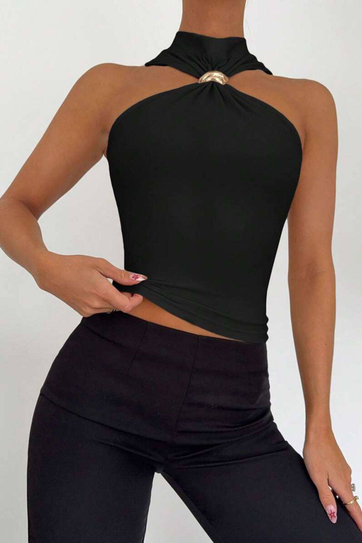 Siyah Halter Yaka Metal Detaylı Bluz – Şık ve Vücuda Oturan Tasarım