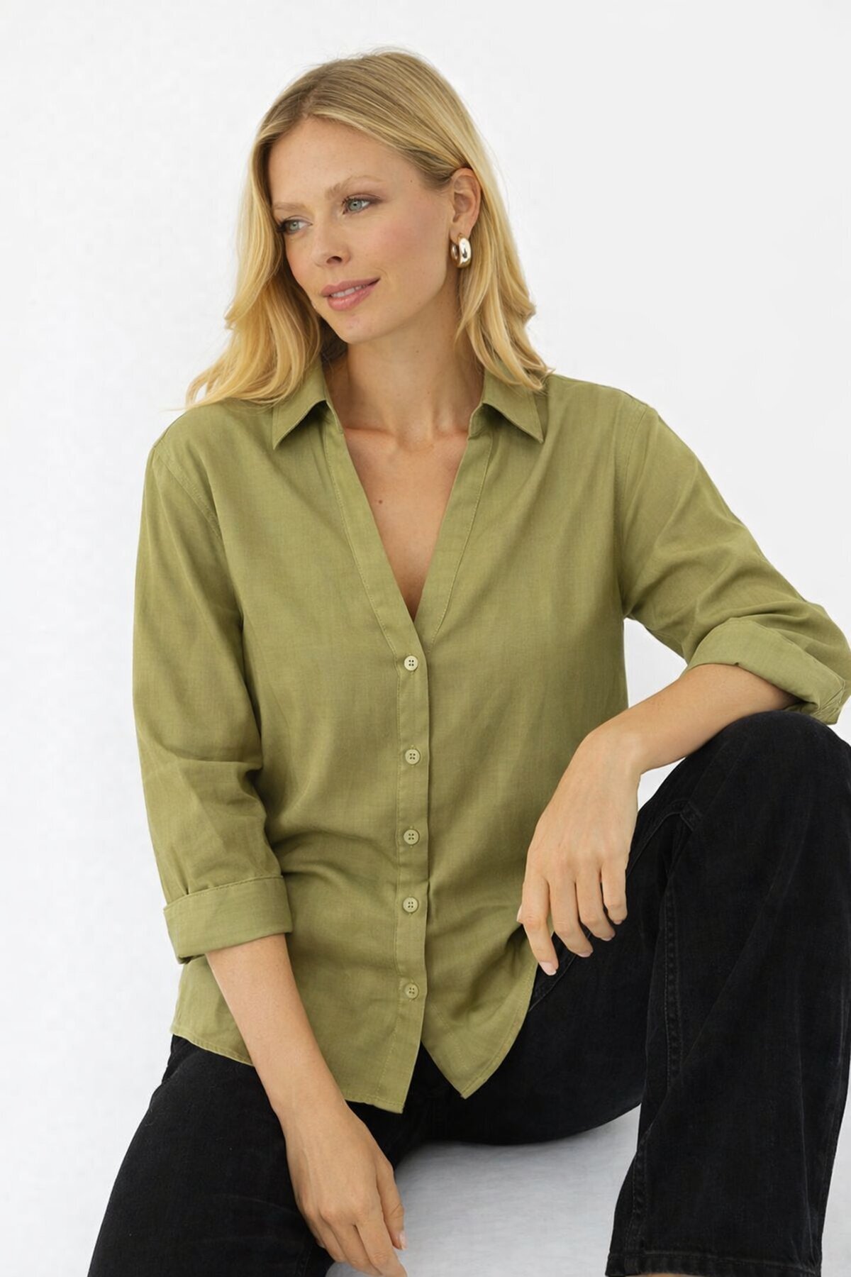 Yağ Yeşili V Yaka Düğmeli Kadın Gömlek – Rahat Kesim, Günlük & Şık Stil