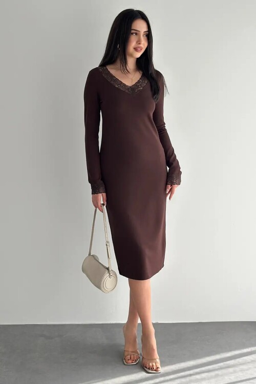 Kadın Dantel Detaylı V Yaka Elbise – Uzun Kollu Şık Günlük Elbise