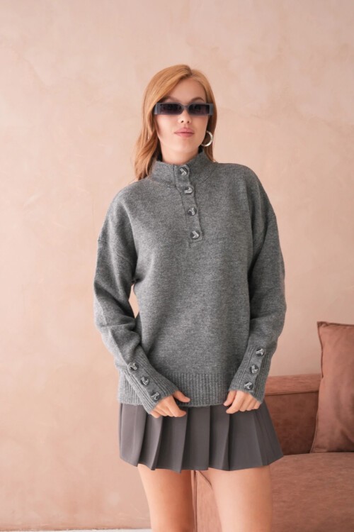 Kadın Dik Yaka Kolları Düğme Detaylı Yumuşak Dokulu Şardonlu Triko Kazak