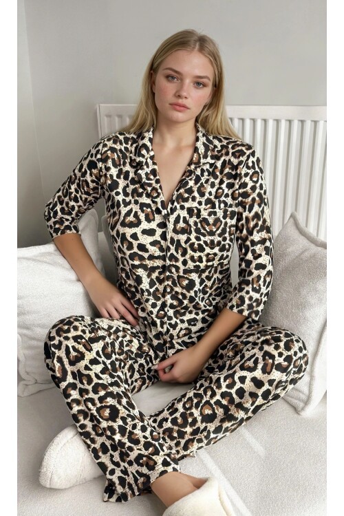 Kadın Leopar Desenli Pijama Takımı – Düğmeli Üst, Rahat Kesim Alt