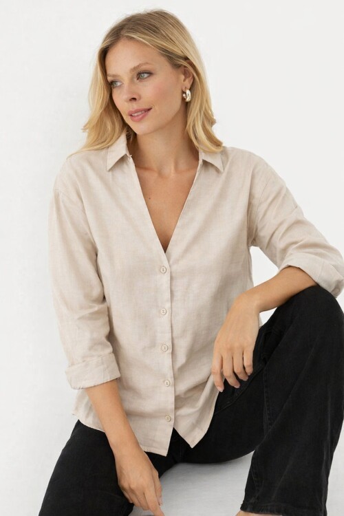 Bej V Yaka Düğmeli Kadın Gömlek – Rahat Kesim, Günlük & Şık Stil