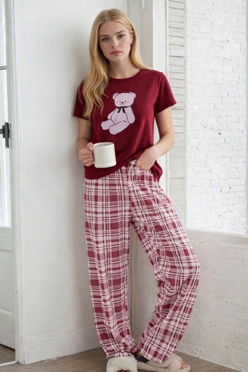 Ayıcık Baskılı Ekose Alt Kadın Pijama Takımı – Bordo Rahat Seri