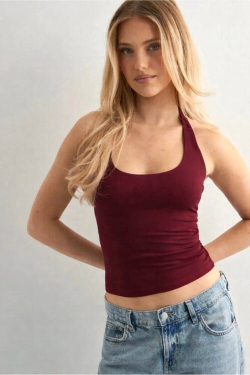 Bordo Halter Yaka Crop Bluz – Esnek Fit, Sırt Dekolteli Şık Tasarım