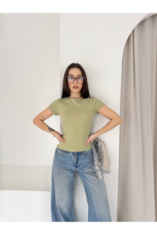 Haki Bağlama Detaylı Esnek Kumaş Bluz – Vücuda Oturan Şık Tasarım
