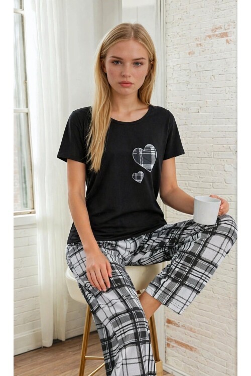 Kalp Detaylı Siyah T-Shirt & Ekose Desenli Kadın Uzun Pijama Takımı – Rahat Ev Giyimi