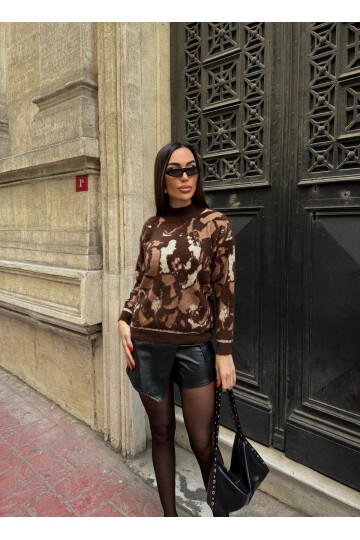 Çiçek Desenli Dokulu Triko Kazak