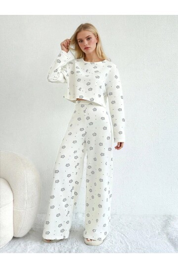 Çiçek Desenli Uzun Kol Pijama Takımı