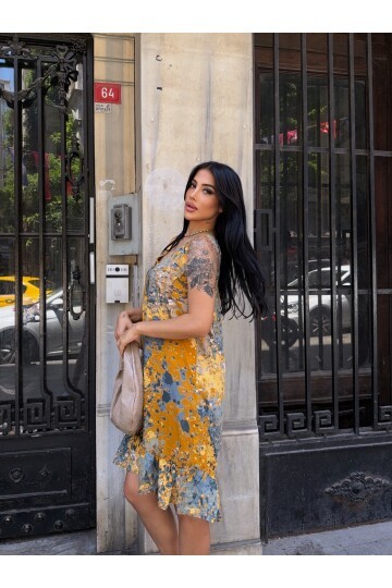 Desenli V Yaka Eteği Fırfırlı Viskon Elbise